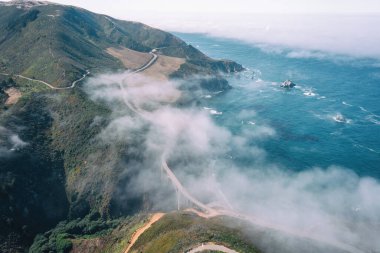 1. Otoyol ve Big Sur boyunca Pasifik Okyanusu 'nun güzel manzarası, Bixby Köprüsü' nün harika hava manzarası, gün batımı, gün doğumu, sis. Kavram, seyahat, tatil, hafta sonu.