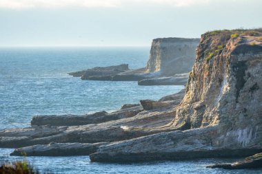 Pasifik Okyanusu kıyısı boyunca uzanan 1. Otoyol ve Big Sur, güzel manzara ve hava manzarası, gün batımı, gün doğumu, sis. Kavram, seyahat, tatil, hafta sonu.