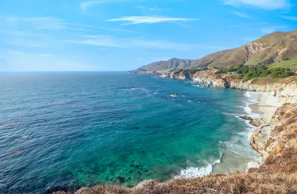 1. Otoyol ve Big Sur boyunca Pasifik Okyanusu 'nun güzel manzarası, hava manzarası, gün batımı, gün doğumu, sis. Kavram, seyahat, tatil, hafta sonu.