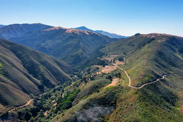 stock image Mountains view on Pacific coast along Highway 1 and Big Sur, beautiful landscape view from above, sunset, sunrise, fog. Concept, travel, vacation, weekend.