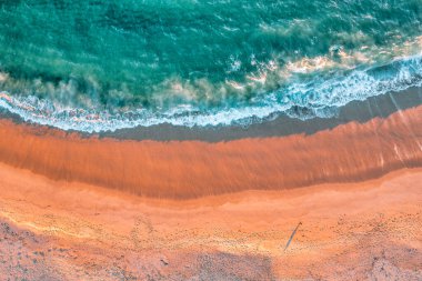 Sahildeki deniz suyu yaz arkaplanı. Kum plajı çöl dokusu. Beyaz köpük dalgası kumlu deniz manzarası.