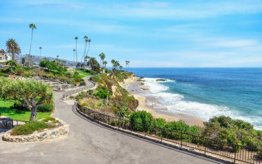 Treasure Island Park, Orange County, Kaliforniya, ABD 'deki palmiye ağaçları ile Laguna Sahili' nin güzel manzarası..