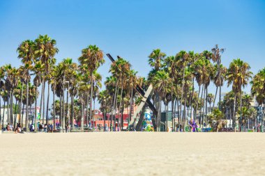 Los Angeles, ABD, Kaliforniya - 13 Ağustos 2024, Venedik Sahili 'ndeki Ocean Front Walk boyunca ünlü, sevilen Los Angeles tatil yeri, dükkanlar ve butikler.