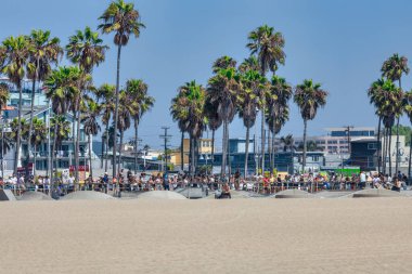 Los Angeles, ABD, Kaliforniya - 13 Ağustos 2024, Venedik Sahili 'ndeki Ocean Front Walk boyunca ünlü, sevilen Los Angeles tatil yeri, dükkanlar ve butikler.