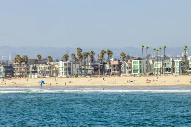 Los Angeles, ABD, Kaliforniya - 13 Ağustos 2024, Venedik Sahili 'ndeki Ocean Front Walk boyunca ünlü, sevilen Los Angeles tatil yeri, dükkanlar ve butikler.