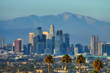 Gün batımında Los Angeles şehir merkezinde. Arka planda San Gabriel Dağları 'nın olduğu şehrin güzel manzarası, en değerli rüyaların gerçekleştiği yer, meleklerin şehri..