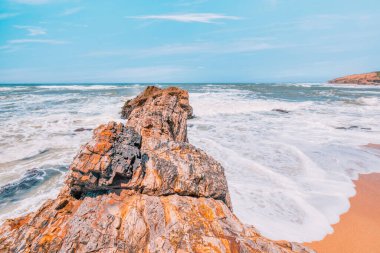Cowell Çiftliği plajı, California sahilinde Half Moon Körfezi yakınlarında okyanus dalgaları. Güzel manzara, dinlenme kavramı, tatil, turizm.