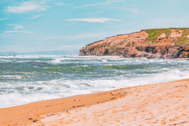 Cowell Çiftliği plajı, California sahilinde Half Moon Körfezi yakınlarında okyanus dalgaları. Güzel manzara, dinlenme kavramı, tatil, turizm.