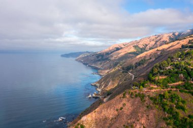 Pasifik Okyanusu kıyısı boyunca uzanan 1. Otoyol ve Big Sur, güzel manzara ve hava manzarası, gün batımı, gün doğumu, sis. Kavram, seyahat, tatil, hafta sonu.