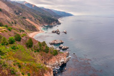 Pasifik Okyanusu kıyısı boyunca uzanan 1. Otoyol ve Big Sur, güzel manzara ve hava manzarası, gün batımı, gün doğumu, sis. Kavram, seyahat, tatil, hafta sonu.