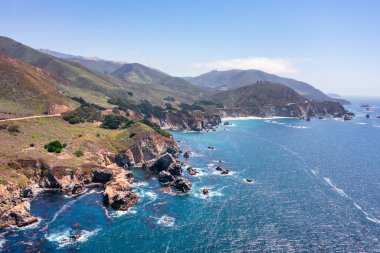 1. Otoyol ve Big Sur boyunca Pasifik Okyanusu 'nun güzel manzarası, hava manzarası, gün batımı, gün doğumu, sis. Kavram, seyahat, tatil, hafta sonu.