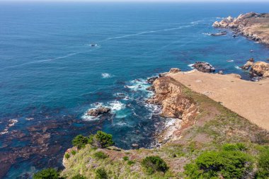 1. Otoyol ve Big Sur boyunca Pasifik Okyanusu 'nun güzel manzarası, hava manzarası, gün batımı, gün doğumu, sis. Kavram, seyahat, tatil, hafta sonu.