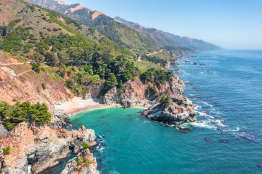 1. Otoyol 'daki McWay Şelalesi ve Pasifik Okyanusu kıyısındaki Big Sur. Güzel manzara ve hava manzarası. Gün batımı, gün doğumu, sis. Kavram, seyahat, tatil, hafta sonu.