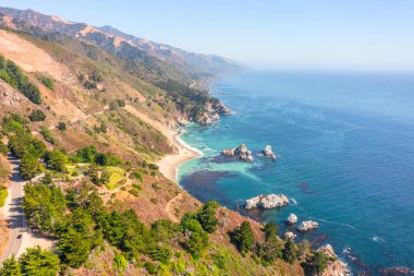 1. Otoyol ve Big Sur boyunca Pasifik Okyanusu 'nun güzel manzarası, hava manzarası, gün batımı, gün doğumu, sis. Kavram, seyahat, tatil, hafta sonu.