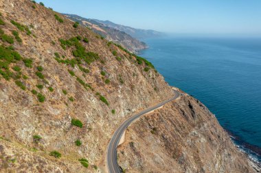 1. Otoyol ve Big Sur boyunca Pasifik Okyanusu 'nun güzel manzarası, hava manzarası, gün batımı, gün doğumu, sis. Kavram, seyahat, tatil, hafta sonu.