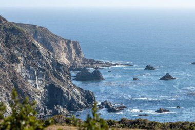 1. Otoyol ve Big Sur boyunca Pasifik Okyanusu 'nun güzel manzarası, hava manzarası, gün batımı, gün doğumu, sis. Kavram, seyahat, tatil, hafta sonu.