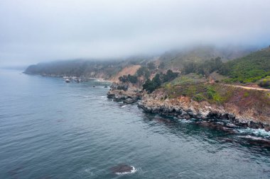 1. Otoyol ve Big Sur boyunca Pasifik Okyanusu 'nun güzel manzarası, hava manzarası, gün batımı, gün doğumu, sis. Kavram, seyahat, tatil, hafta sonu.