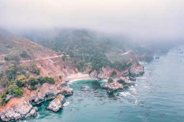 1. Otoyol ve Big Sur boyunca Pasifik Okyanusu 'nun güzel manzarası, hava manzarası, gün batımı, gün doğumu, sis. Kavram, seyahat, tatil, hafta sonu.