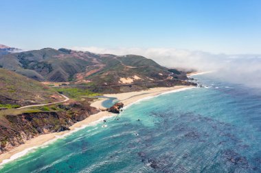 1. Otoyol ve Big Sur boyunca Pasifik Okyanusu 'nun güzel manzarası, hava manzarası, gün batımı, gün doğumu, sis. Kavram, seyahat, tatil, hafta sonu.