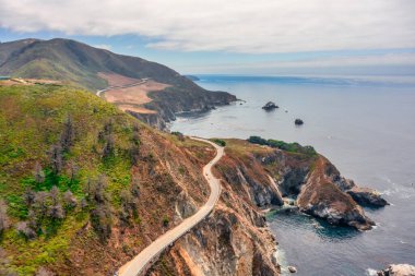 Pasifik Okyanusu kıyısı boyunca uzanan 1. Otoyol ve Big Sur, güzel manzara ve hava manzarası, gün batımı, gün doğumu, sis. Kavram, seyahat, tatil, hafta sonu.