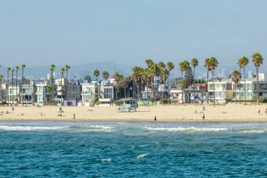 Los Angeles, ABD, Kaliforniya - 13 Ağustos 2024, Venedik Sahili 'ndeki Ocean Front Walk boyunca ünlü, sevilen Los Angeles tatil yeri, dükkanlar ve butikler.