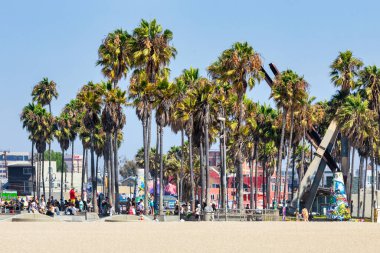Los Angeles, ABD, Kaliforniya - 13 Ağustos 2024, Venedik Sahili 'ndeki Ocean Front Walk boyunca ünlü, sevilen Los Angeles tatil yeri, dükkanlar ve butikler.