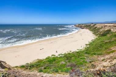 Cowell Çiftliği plajı, California sahilinde Half Moon Körfezi yakınlarında okyanus dalgaları. Güzel manzara, dinlenme kavramı, tatil, turizm.