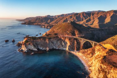 Bixby Köprüsü, 1. Otoyol ve Big Sur boyunca Pasifik Okyanusu kıyısı boyunca, güzel manzara ve hava manzarası, gün batımı, gün doğumu, sis. Kavram, seyahat, tatil, hafta sonu.