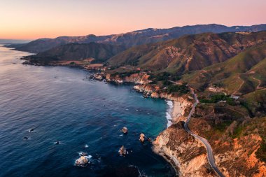 Bixby Köprüsü, 1. Otoyol ve Big Sur boyunca Pasifik Okyanusu kıyısı boyunca, güzel manzara ve hava manzarası, gün batımı, gün doğumu, sis. Kavram, seyahat, tatil, hafta sonu.