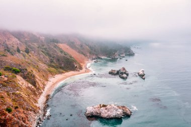 1. Otoyol ve Big Sur boyunca Pasifik Okyanusu 'nun güzel manzarası, hava manzarası, gün batımı, gün doğumu, sis. Kavram, seyahat, tatil, hafta sonu.