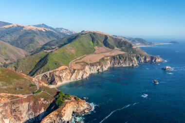 1. Otoyol ve Big Sur boyunca Pasifik Okyanusu 'nun güzel manzarası, hava manzarası, gün batımı, gün doğumu, sis. Kavram, seyahat, tatil, hafta sonu.