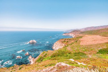1. Otoyol ve Big Sur boyunca Pasifik Okyanusu 'nun güzel manzarası, hava manzarası, gün batımı, gün doğumu, sis. Kavram, seyahat, tatil, hafta sonu.