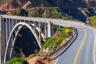 Bixby Köprüsü, 1. Otoyol ve Big Sur boyunca Pasifik Okyanusu kıyısı boyunca, güzel manzara ve hava manzarası, gün batımı, gün doğumu, sis. Kavram, seyahat, tatil, hafta sonu.