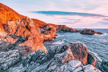 1. Otoyol ve Big Sur boyunca Pasifik Okyanusu 'nun güzel manzarası, hava manzarası, gün batımı, gün doğumu, sis. Kavram, seyahat, tatil, hafta sonu.