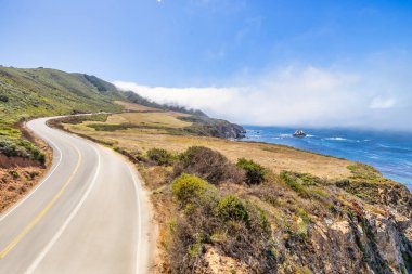 1. Otoyol ve Big Sur boyunca Pasifik Okyanusu 'nun güzel manzarası, hava manzarası, gün batımı, gün doğumu, sis. Kavram, seyahat, tatil, hafta sonu.