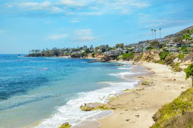 Treasure Island Park, Orange County, Kaliforniya, ABD 'deki palmiye ağaçları ile Laguna Sahili' nin güzel manzarası..