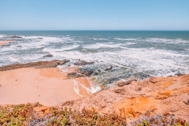 Cowell Çiftliği plajı, California sahilinde Half Moon Körfezi yakınlarında okyanus dalgaları. Güzel manzara, dinlenme kavramı, tatil, turizm.