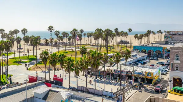 Los Angeles, ABD, Kaliforniya - 13 Ağustos 2024, Venedik Sahili 'ndeki Ocean Front Walk boyunca ünlü, sevilen Los Angeles tatil yeri, dükkanlar ve butikler.