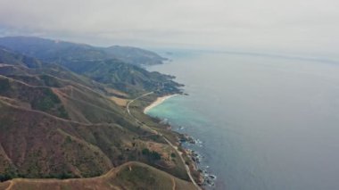 Kaliforniya 'daki 1. Otoyol boyunca Pasifik Okyanusu kıyı şeridi havadan görünüyor. Big Sur, Bixby Köprüsü, Lucia. Seyahat konsepti, turizm, seyahat, tatil. 4K video.