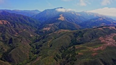 Kaliforniya 'daki 1. Otoyol boyunca Pasifik kıyısındaki dağların havadan görünüşü. Büyük Sur, Lucia. Seyahat konsepti, turizm, seyahat, tatil. 4K video.