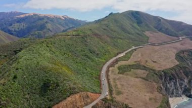 Kaliforniya 'daki 1. Otoyol boyunca Pasifik Okyanusu kıyı şeridi havadan görünüyor. Big Sur, Bixby Köprüsü, Lucia. Seyahat konsepti, turizm, seyahat, tatil. 4K video.