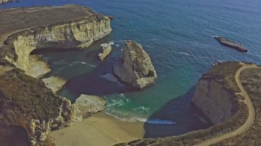 Güzel kumlu sahil manzarası ve California 'daki 1. Otoyol' daki Pasifik Okyanusu kıyıları, Shark Fin Koyu, Davenport, Santa Cruz. 4K çekimi. Seyahat, turizm, tatil, tatil konsepti