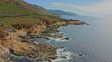 Kaliforniya 'daki 1. Otoyol boyunca Pasifik Okyanusu kıyı şeridi havadan görünüyor. Big Sur, Bixby Köprüsü, Lucia. Seyahat konsepti, turizm, seyahat, tatil. 4K video.