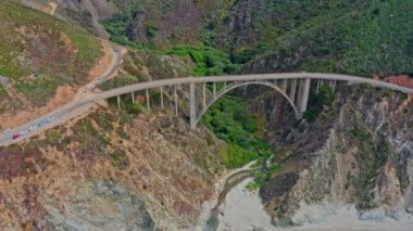 Kaliforniya 'daki 1. Otoyol boyunca Pasifik kıyısındaki Bixby Köprüsü' nün havadan görüntüsü. Büyük Sur, Lucia. Seyahat konsepti, turizm, seyahat, tatil. 4K video.
