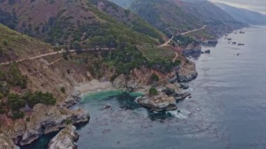 Kaliforniya 'daki 1. Otoyol boyunca Pasifik Okyanusu kıyı şeridi havadan görünüyor. Big Sur, Bixby Köprüsü, Lucia. Seyahat konsepti, turizm, seyahat, tatil. 4K video.