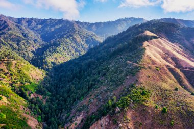 Pasifik kıyısındaki dağlar 1. Otoyol ve Big Sur boyunca uzanır, yukarıdan güzel manzara manzarası, gün batımı, gün doğumu, sis. Kavram, seyahat, tatil, hafta sonu.