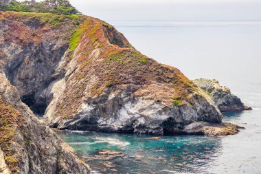 Pasifik Okyanusu kıyısı boyunca uzanan 1. Otoyol ve Big Sur, güzel manzara ve hava manzarası, gün batımı, gün doğumu, sis. Kavram, seyahat, tatil, hafta sonu.
