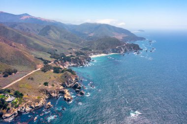 1. Otoyol ve Big Sur boyunca Pasifik Okyanusu 'nun güzel manzarası, hava manzarası, gün batımı, gün doğumu, sis. Kavram, seyahat, tatil, hafta sonu.