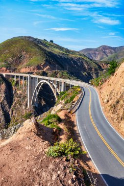 1. Otoyol ve Big Sur boyunca Pasifik Okyanusu 'nun güzel manzarası, Bixby Köprüsü' nün harika hava manzarası, gün batımı, gün doğumu, sis. Kavram, seyahat, tatil, hafta sonu.