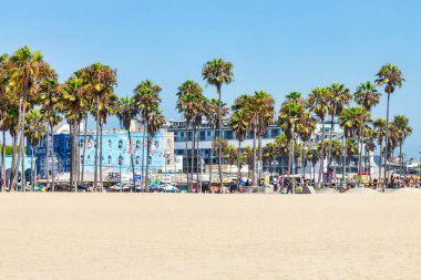 Los Angeles, ABD, Kaliforniya - 13 Ağustos 2024, Venedik Sahili 'ndeki Ocean Front Walk boyunca ünlü, sevilen Los Angeles tatil yeri, dükkanlar ve butikler.